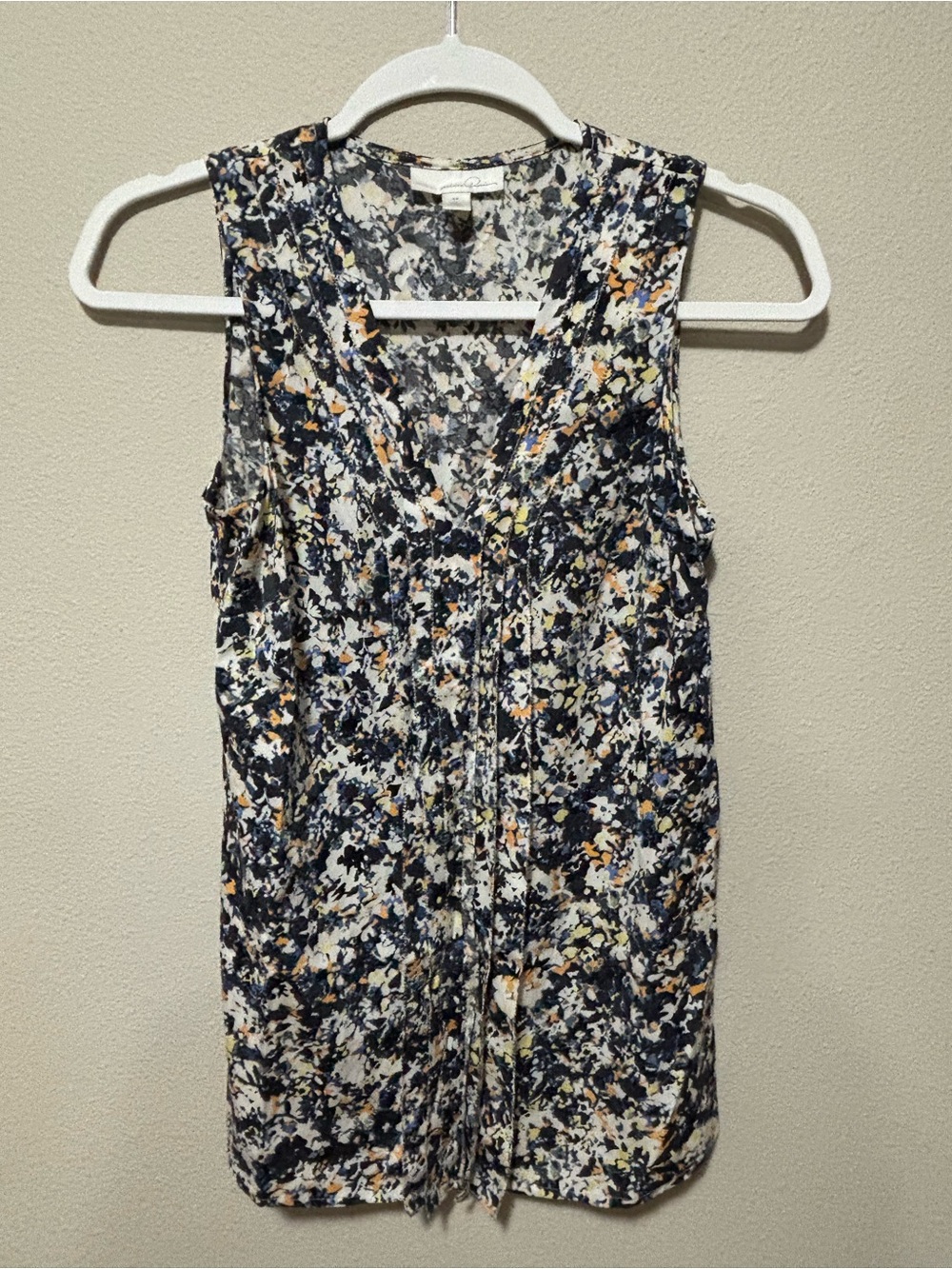Emerson Rose Women’s XS Navy Floral Sleeveless V-Neck Top